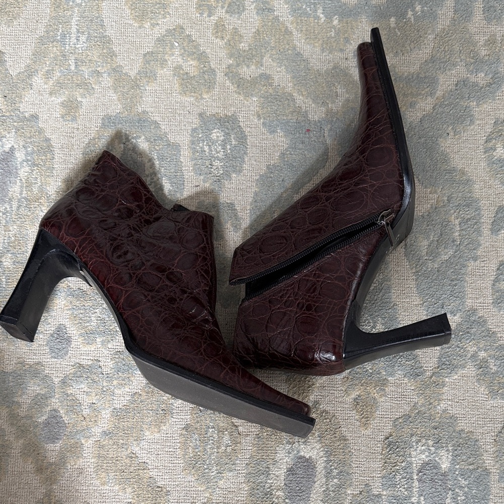 Chic Crocodile Pattern Heeled Boots - image 1